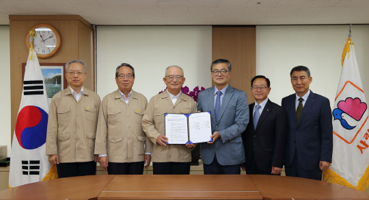 28일 서울 중구 부영그룹 본사에서 열린 한국디지털미디어고 우정학사 신축·기증 약정식에서 신명호 부영그룹 회장 직무대행(왼쪽 세번째)와 김종현 한국디지털미디어고 이사장(네번째) 등 관계자들이 기념 사진을 찍고 있다.<부영그룹 제공>